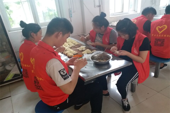“红马甲”志愿服务进养老院