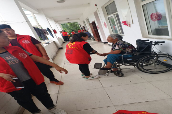 “红马甲”志愿服务进养老院